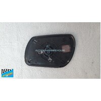 MAZDA 2 DY - 11/2002 to 8/2007 - 5DR HATCH - DRIVERS - RIGHT SIDE MIRROR - WITH BACKING PLATE - >PP< DE60 R - GENUINE - (SECOND-HAND)