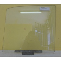 TRIUMPH  MH? - DRIVER - RIGHT SIDE - FRONT DOOR GLASS (445w x 415h) - Has scratches