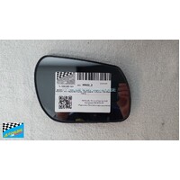 MAZDA 2 DY - 11/2002 to 8/2007 - 5DR HATCH - DRIVERS - RIGHT SIDE MIRROR - WITH BACKING PLATE - >PP< DE60 R - GENUINE