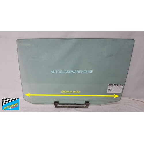 BMW 2500-3000 - 1/1968 TO 1/1977 - 4DR SEDAN - PASSENGERS - LEFT SIDE REAR DOOR GLASS - GREEN (690W X 480) - (SECOND-HAND)